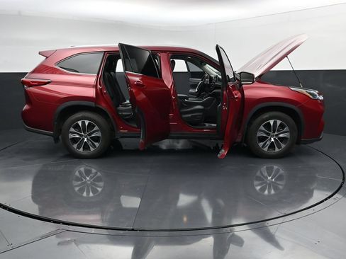 Used 2022 Toyota Highlander XLE AWD/4WD image 41