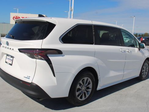 Certified 2024 Toyota Sienna LE AWD/4WD image 3