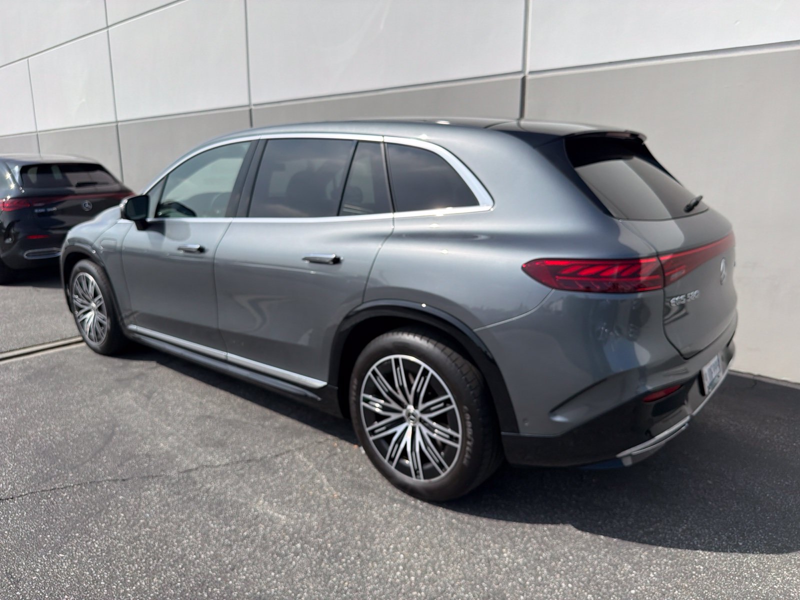 Used 2023 Mercedes-Benz EQS 580 4MATIC SUV image 2
