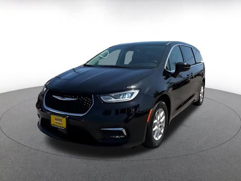 Used 2024 Chrysler Pacifica Touring-L FWD image 6