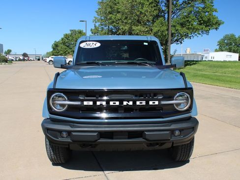 Used 2025 Ford Bronco Outer Banks AWD/4WD image 2
