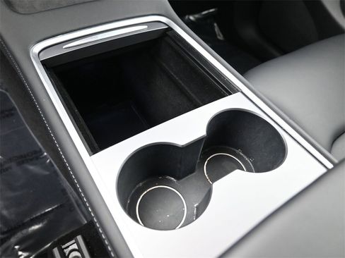 Used 2022 Tesla Model Y Long Range image 24