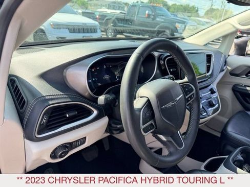 Used 2023 Chrysler Pacifica Touring-L FWD image 11