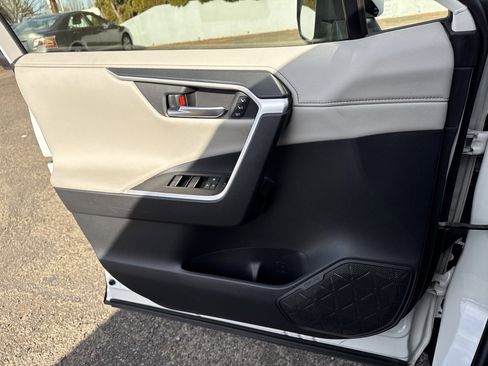 Used 2019 Toyota RAV4 Limited image 23