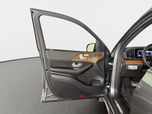 Used 2025 Mercedes-Benz GLS 450 4MATIC w/ AMG Line Exterior image 36