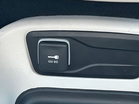 Used 2024 Chrysler Pacifica Touring-L FWD image 32