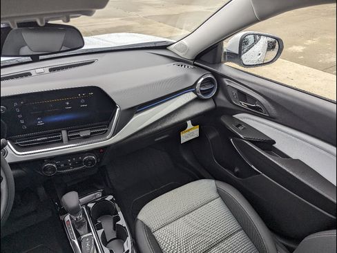 New 2026 Chevrolet Trax LT w/ Sunroof Package FWD image 19