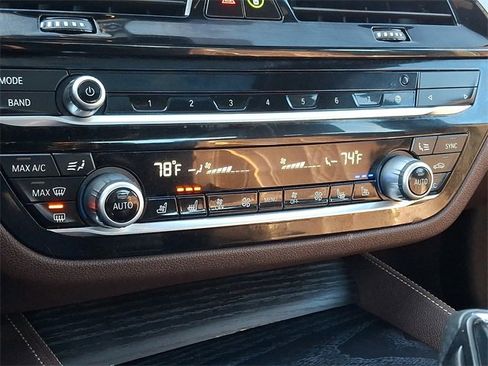 Used 2023 BMW 530e xDrive w/ Premium Package image 16