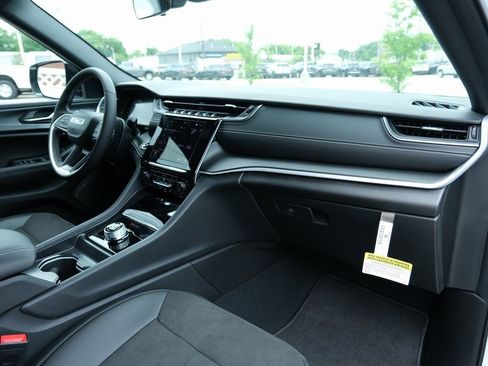 New 2025 Jeep Grand Cherokee L Altitude image 31