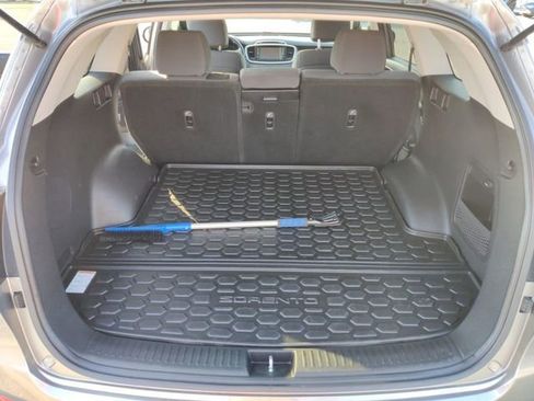 Used 2017 Kia Sorento LX w/ LX Convenience Package image 10