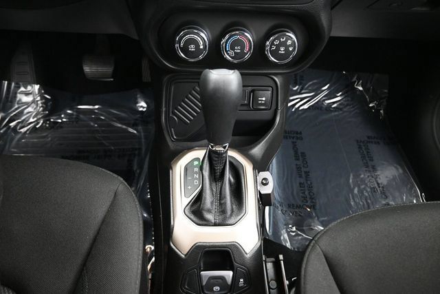 Used 2016 Jeep Renegade Latitude FWD image 12