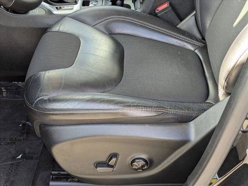 Used 2018 Jeep Cherokee Latitude Plus w/ Cold Weather Group image 7