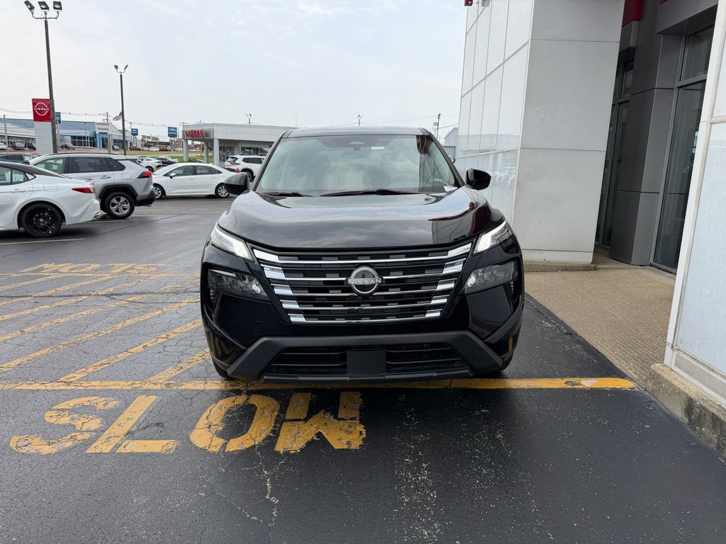 Used 2024 Nissan Rogue SV AWD/4WD image 2