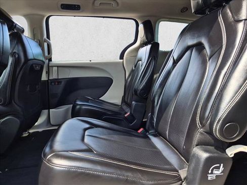 Used 2023 Chrysler Pacifica Touring-L FWD image 17