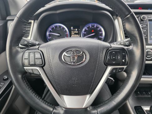 Used 2019 Toyota Highlander SE image 15