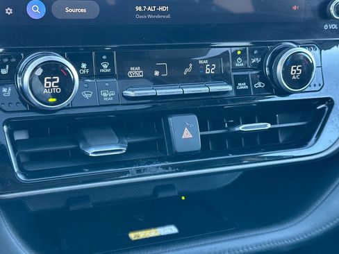 Used 2023 Toyota Highlander Limited image 20