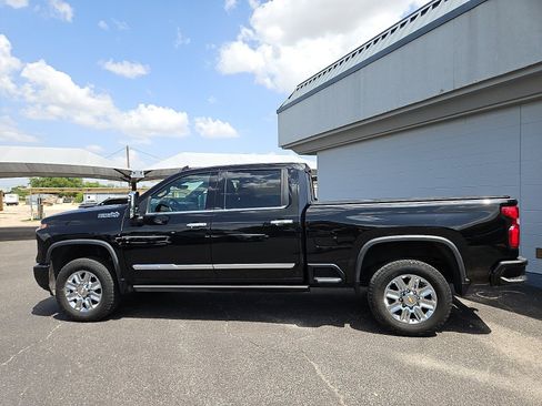 Used 2024 Chevrolet Silverado 2500 High Country w/ Technology Package AWD/4WD image 2