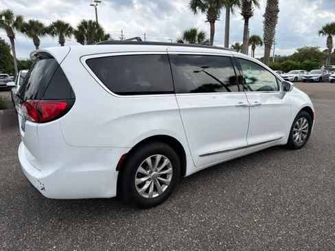 Used 2017 Chrysler Pacifica Touring-L FWD image 7