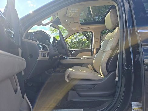 Used 2024 Lincoln Navigator Premiere image 10