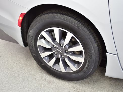 Used 2024 Chrysler Pacifica Touring-L FWD image 39