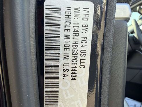 Used 2023 Jeep Grand Cherokee Limited AWD/4WD image 23
