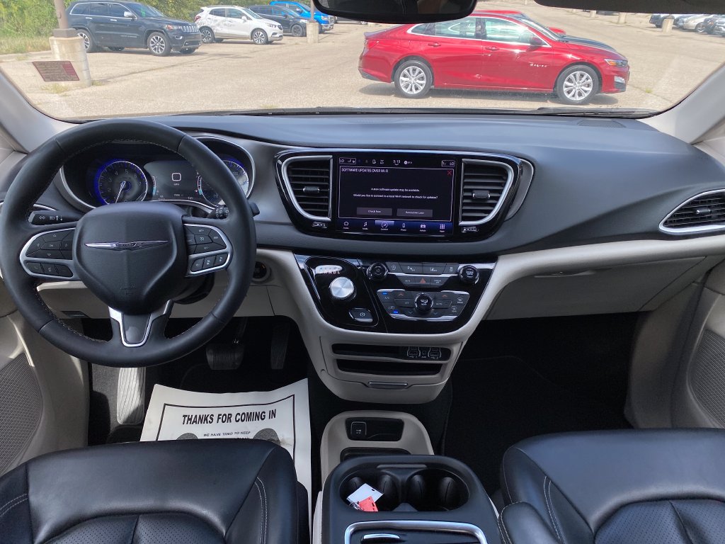 Used 2023 Chrysler Pacifica Touring-L FWD image 13