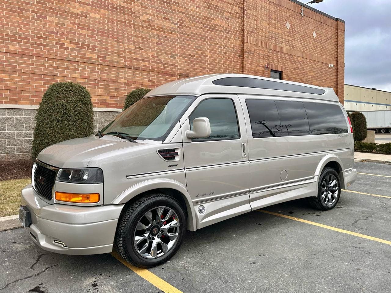 Used 2023 GMC Savana 2500 RWD image 3