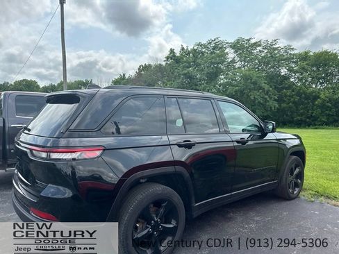 Used 2023 Jeep Grand Cherokee Limited w/ Black Appearance Package AWD/4WD image 1