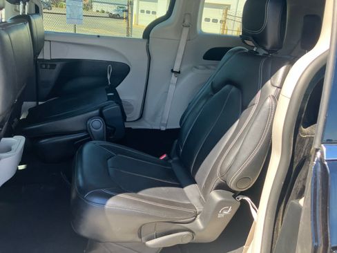 Used 2024 Chrysler Pacifica Touring-L FWD image 15