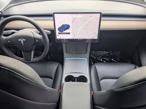 Used 2022 Tesla Model Y Long Range image 17