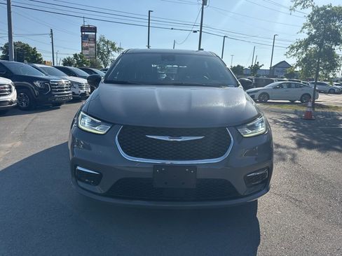 Used 2025 Chrysler Pacifica Select FWD image 2