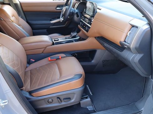 Used 2025 Nissan Pathfinder Platinum AWD/4WD image 18