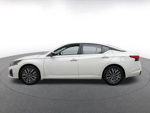 Used 2025 Nissan Altima 2.5 SV FWD image 4