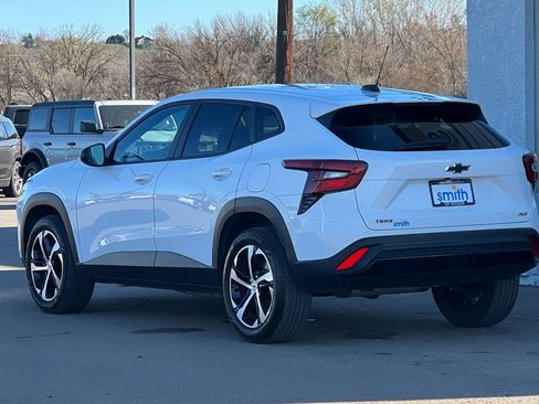 Used 2024 Chevrolet Trax RS w/ Sunroof Package image 7