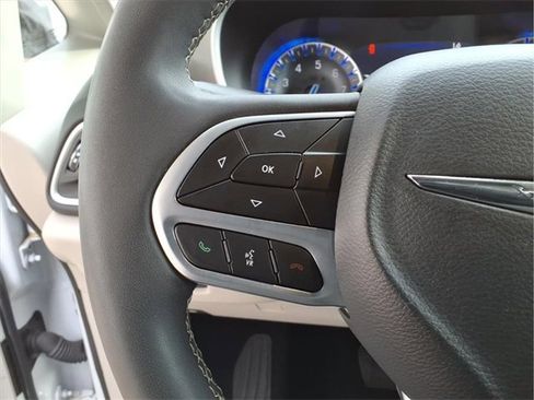 Used 2024 Chrysler Pacifica Touring-L image 17