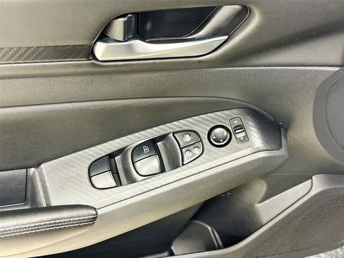 Used 2024 Nissan Altima 2.5 SV FWD image 17