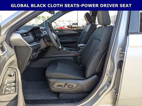 New 2025 Jeep Grand Cherokee Laredo image 4