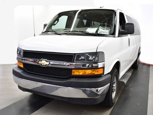 Used 2023 Chevrolet Express 3500 LT w/ LT Preferred Equipment Group RWD image 4