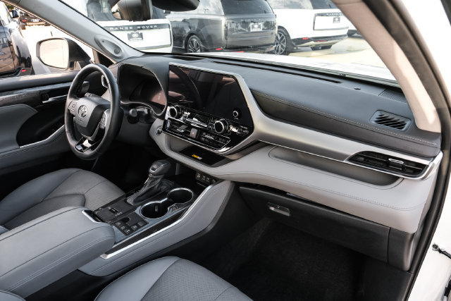 Used 2023 Toyota Highlander Platinum FWD image 18