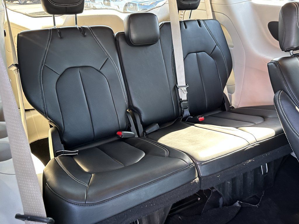 Used 2023 Chrysler Pacifica Touring-L FWD image 19