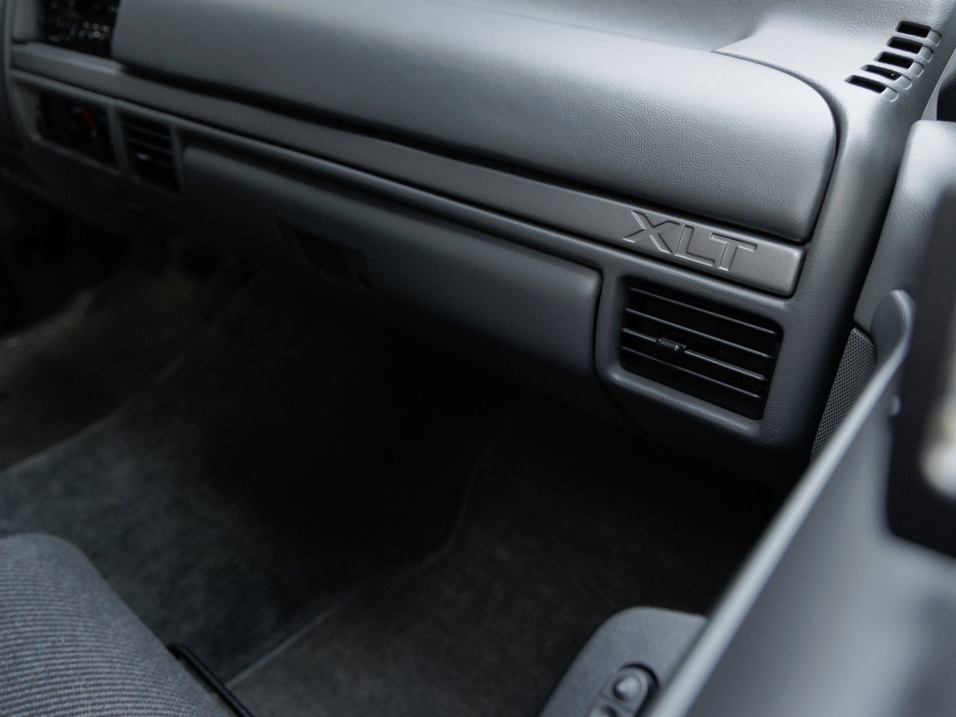Used 1993 Ford F150 Lightning RWD image 40