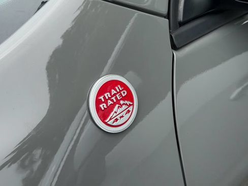 Used 2019 Jeep Cherokee Trailhawk AWD/4WD image 5