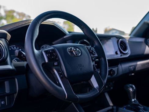 Used 2018 Toyota Tacoma TRD Off-Road AWD/4WD image 13