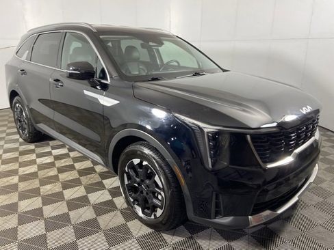 Used 2024 Kia Sorento S image 4