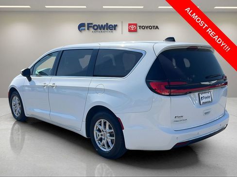 Used 2023 Chrysler Pacifica Touring-L FWD image 5