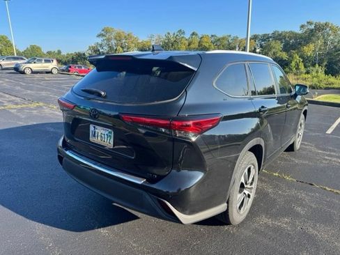Used 2023 Toyota Highlander XLE FWD image 3