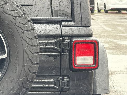 Used 2022 Jeep Wrangler Unlimited Rubicon w/ Cold Weather Group image 8