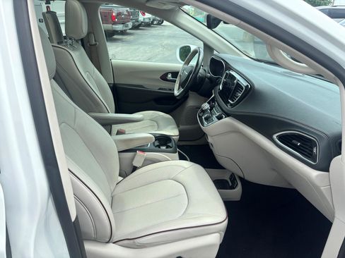 Used 2019 Chrysler Pacifica Limited w/ Advanced Safetytec Group FWD image 19