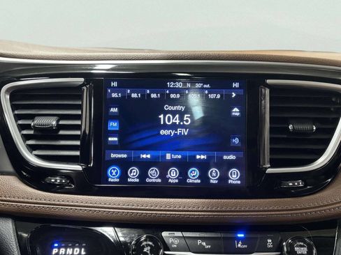 Used 2017 Chrysler Pacifica Limited image 46