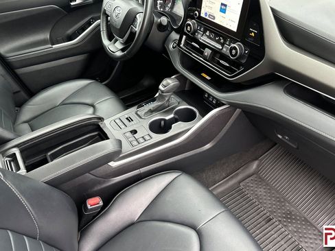 Used 2024 Toyota Highlander XLE image 22